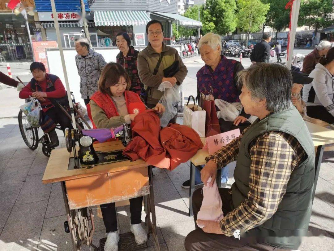 秋风送爽,伴随着阵阵凉风,九龙花园社区秋天的第一场公益集市拉开了