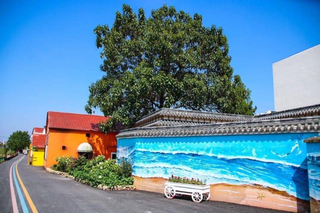 品当地最传统的美食,30多家市级非遗产品,更有网红彩虹小镇等你来打卡