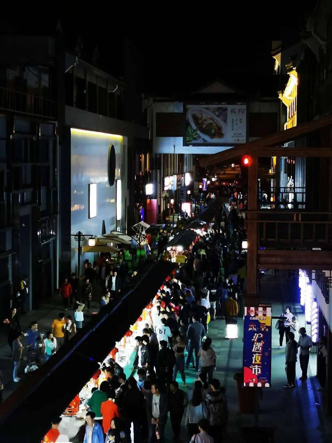 听说松江老城的这个夜市虽然仅450米但首日附近居民就都来啦