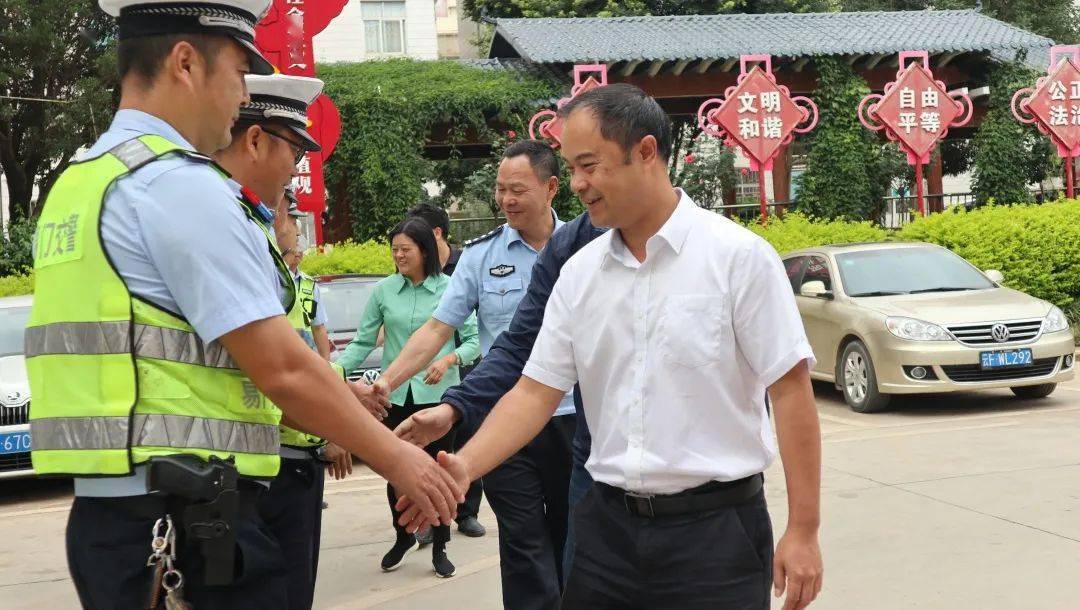 县委书记吴渔琛检查指导安全生产烟叶收购工作