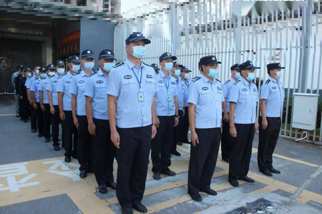 同值星期四十月01农历庚子年二零二零身着警服我们使命在肩,头顶国徽