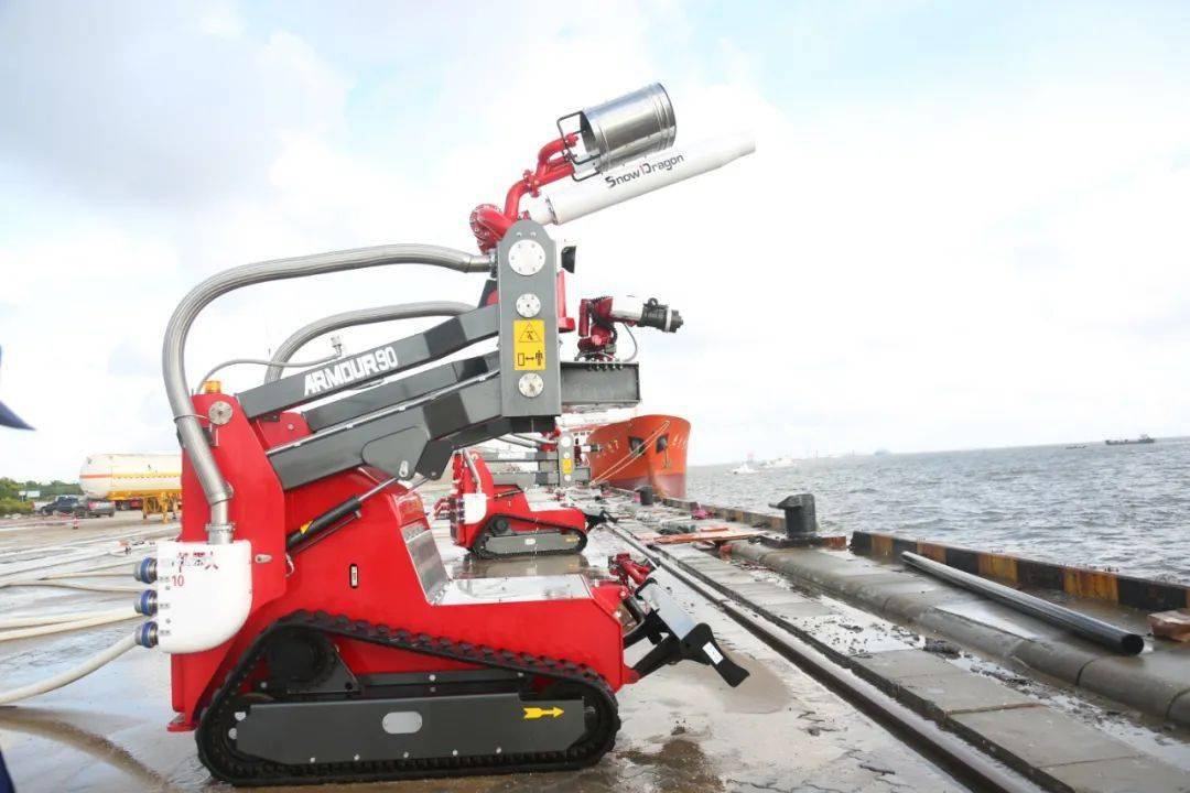 (机器人水炮严阵以待)至10日17时,检测数据显示可燃气体含量降至5%