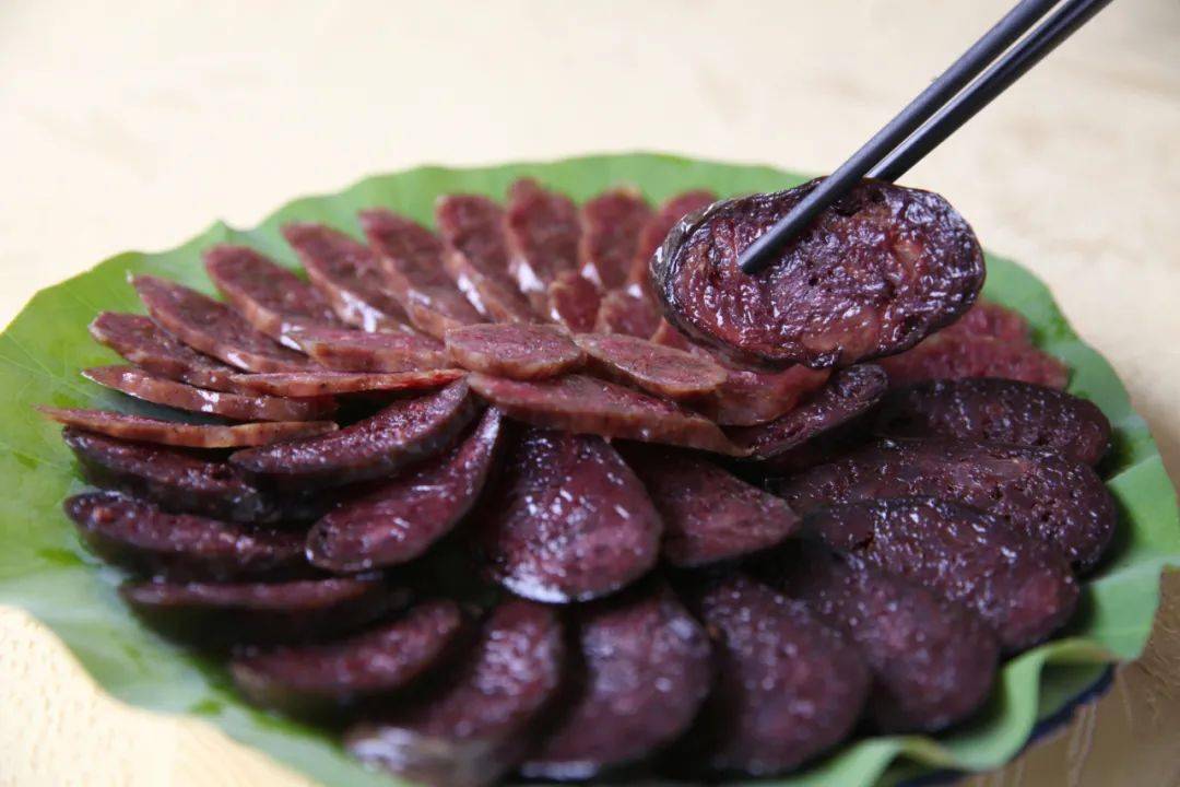 施甸特色腌辣,猪肉丁与白豆腐配上盐巴和各种作料搅拌均匀,塞入新鲜猪