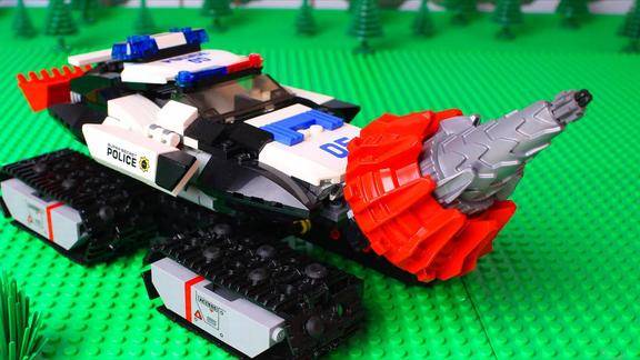 乐高组装钻头车横冲直撞