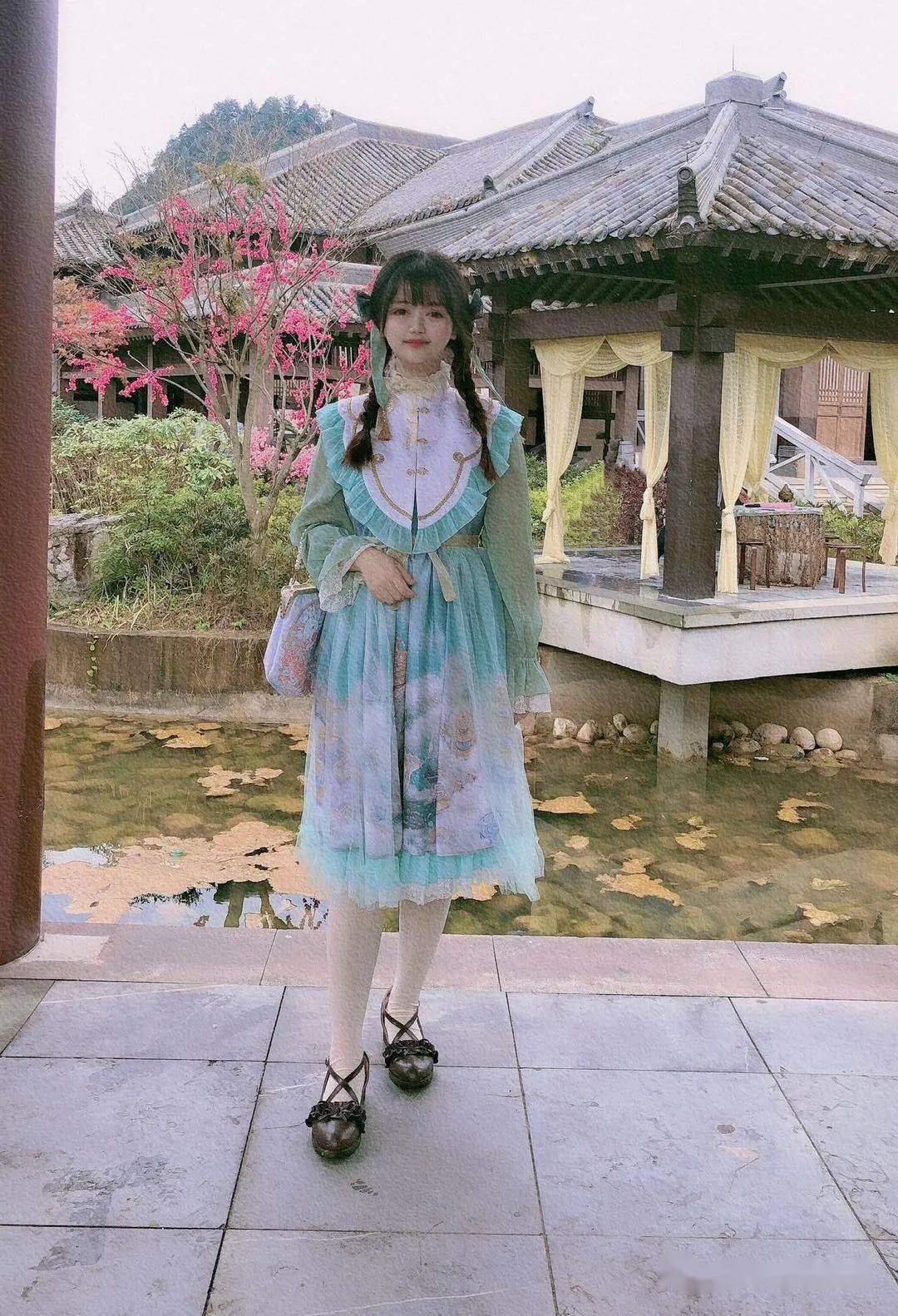 三坑少女旅行搭配她们穿着lolitajk制服汉服在世界各地