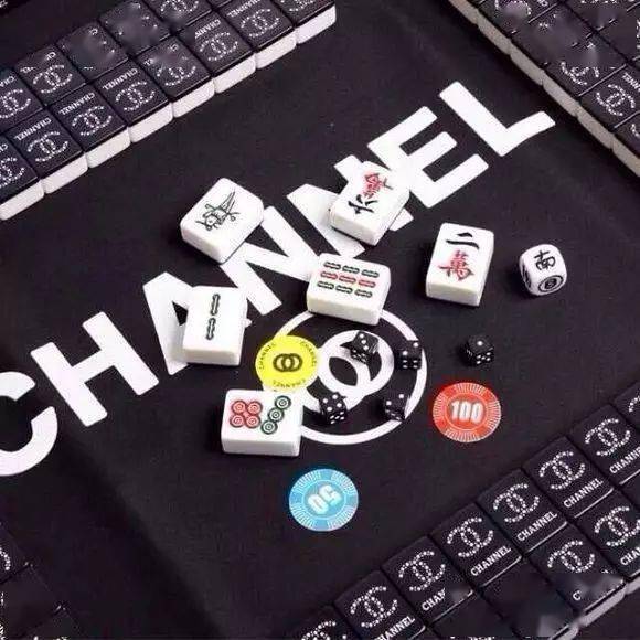 香奈儿的麻将,嗯,仔细看看logo,准确说是山寨香奈儿出的麻将.