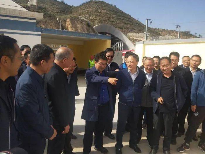董勇陪同国铁集团领导添乘检查兰新高铁甘青段和银西铁路