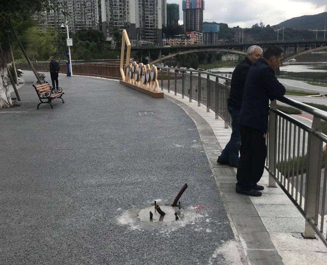 晚上打黑摸,脚下还有"埋伏"……这个公园管理有些恼火