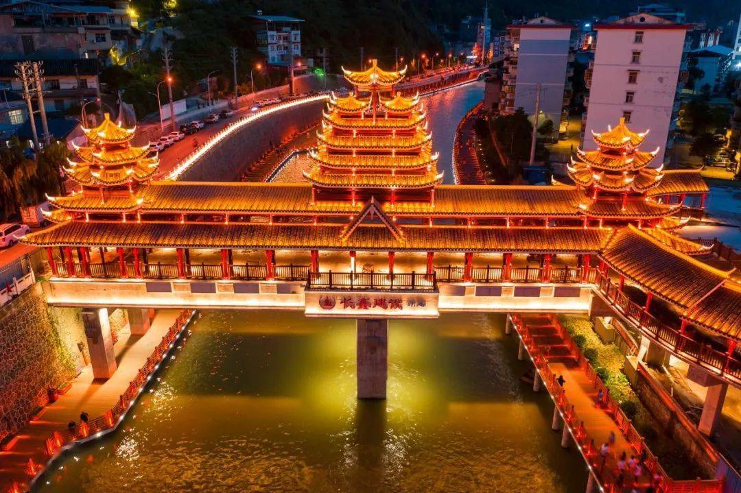 灯火璀璨的建始风雨桥竟如此美丽!