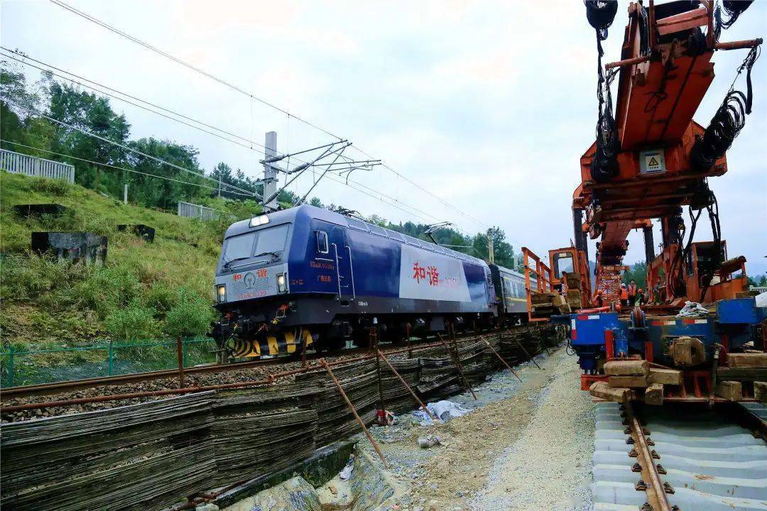 渝怀铁路二线黄草隧道顺利贯通