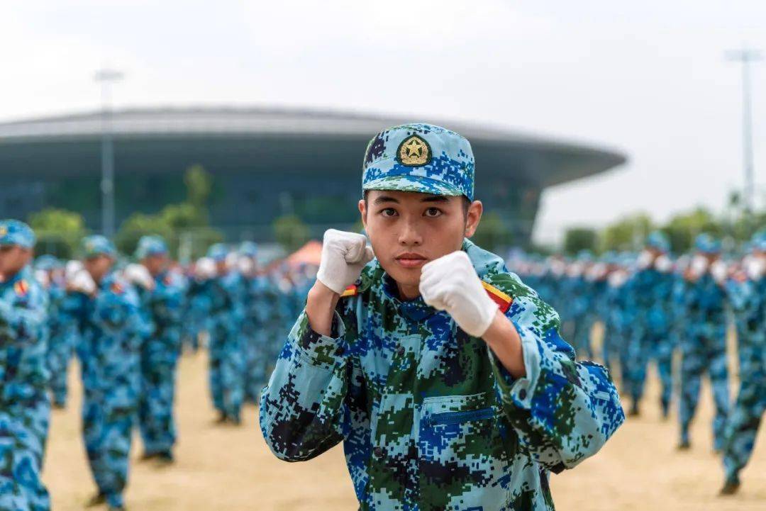 英姿飒爽佛山这所高校近5000新生军训教官全是师兄师姐