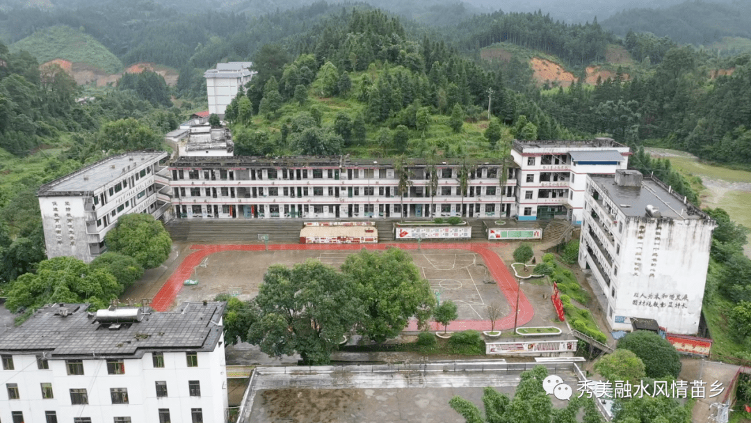 融水苗族自治县白云乡白云中学梁息秋(左)在教室给学生辅导习题23岁的