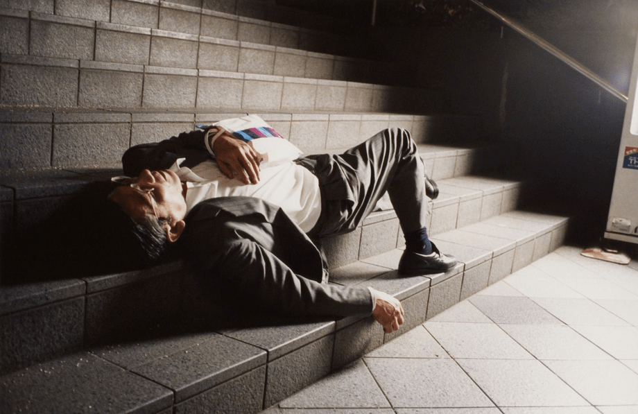 日本街头那些疲惫的年轻人