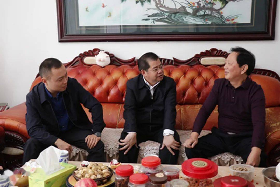 走访慰问县领导走访慰问老干部