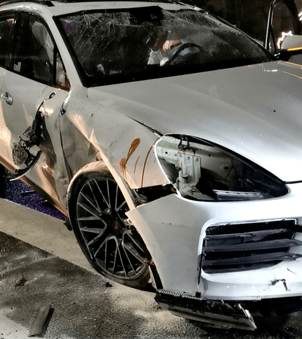 湖南一无牌奥迪r8闯红灯撞翻卡宴两豪车损失近两百万
