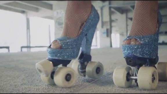 高跟鞋带轮滑姑娘真当自己是哪吒