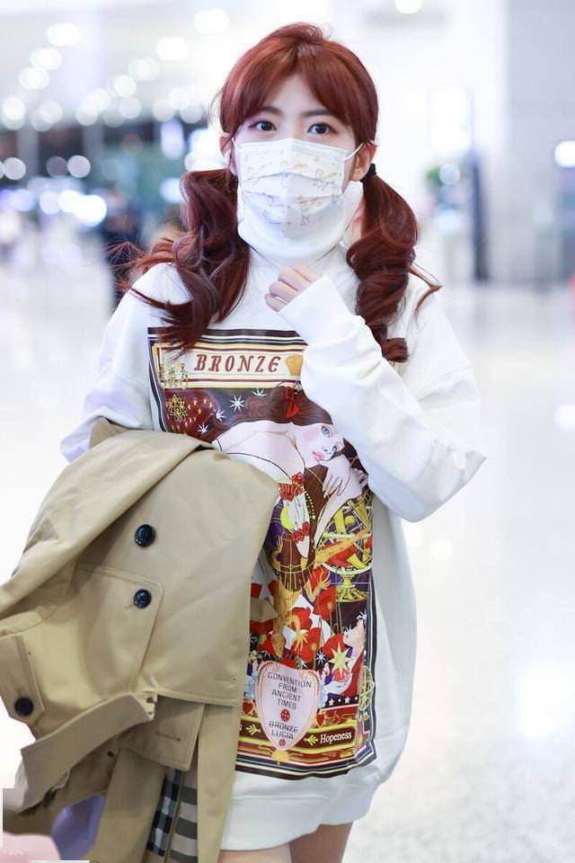赖美云现身机场,长款印花卫衣搭配高筒靴子甜美可爱
