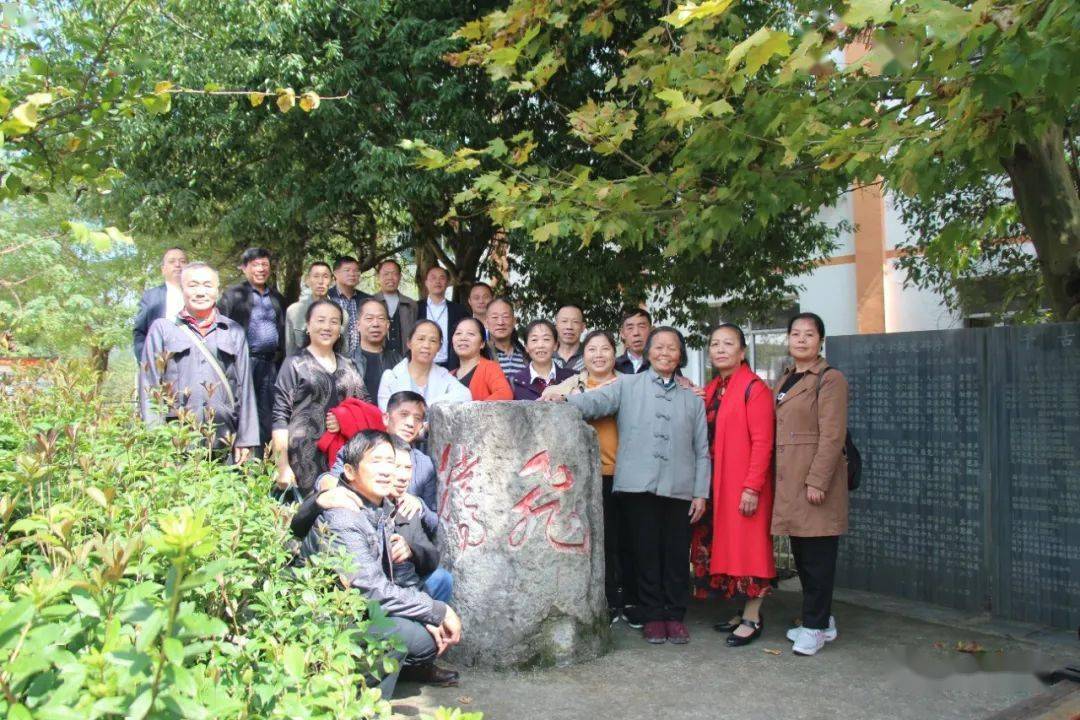 10月11日,贵州省天柱县高酿镇中学73级校友回到了阔别四十多年的母校