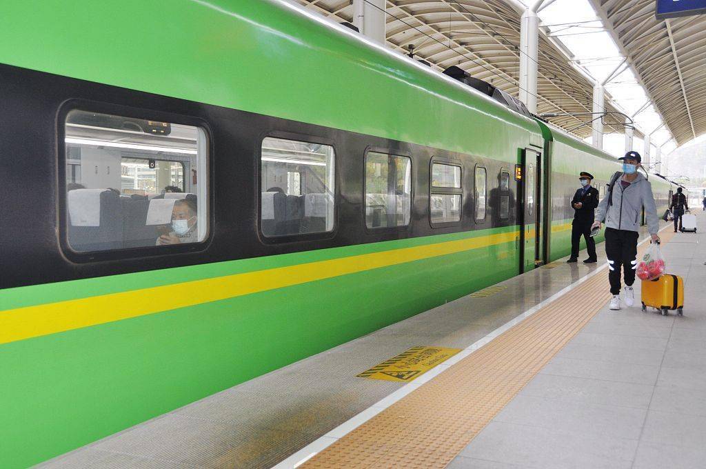 "绿巨人"动车西宁至重庆北迎来首趟运行