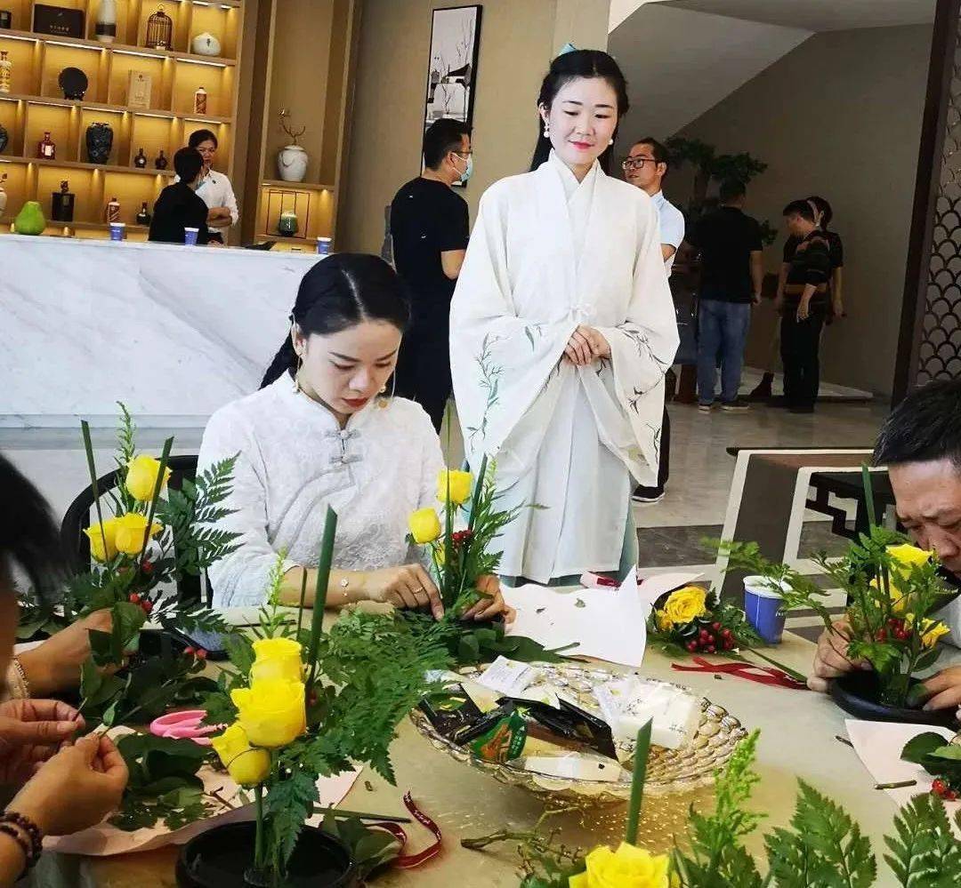 焚香静心后插花活动正式开始一丝一缕心境澄澈青烟慢慢升腾东方熏香