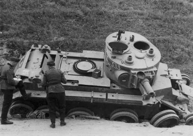 丢弃在路旁的bt-7a考虑到在1941年时bt系列快速坦克的性能已经显著