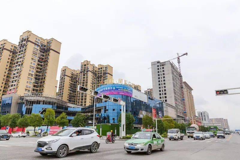 他表示,恩商67星汇广场是广东省湖北恩施商会响应恩施州委,州政府