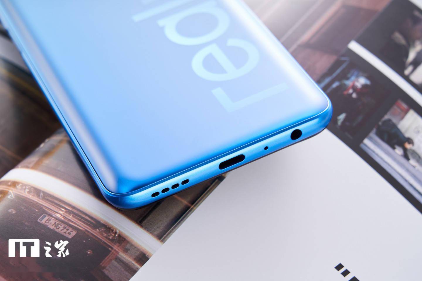 【it之家开箱】realme 真我 q2 手机「冲浪蓝孩」开箱图赏