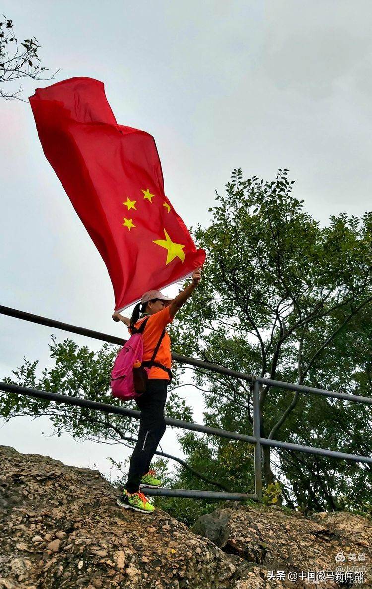江苏微马-南京钟山微马总队201次紫金山公益例跑_五星红旗
