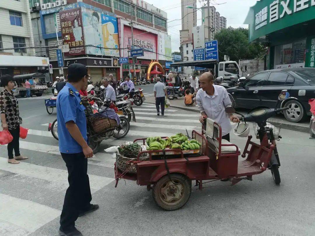 行动市 区市容中队集中对中山街,民主街,新华街,长安街,武荣街滨江路