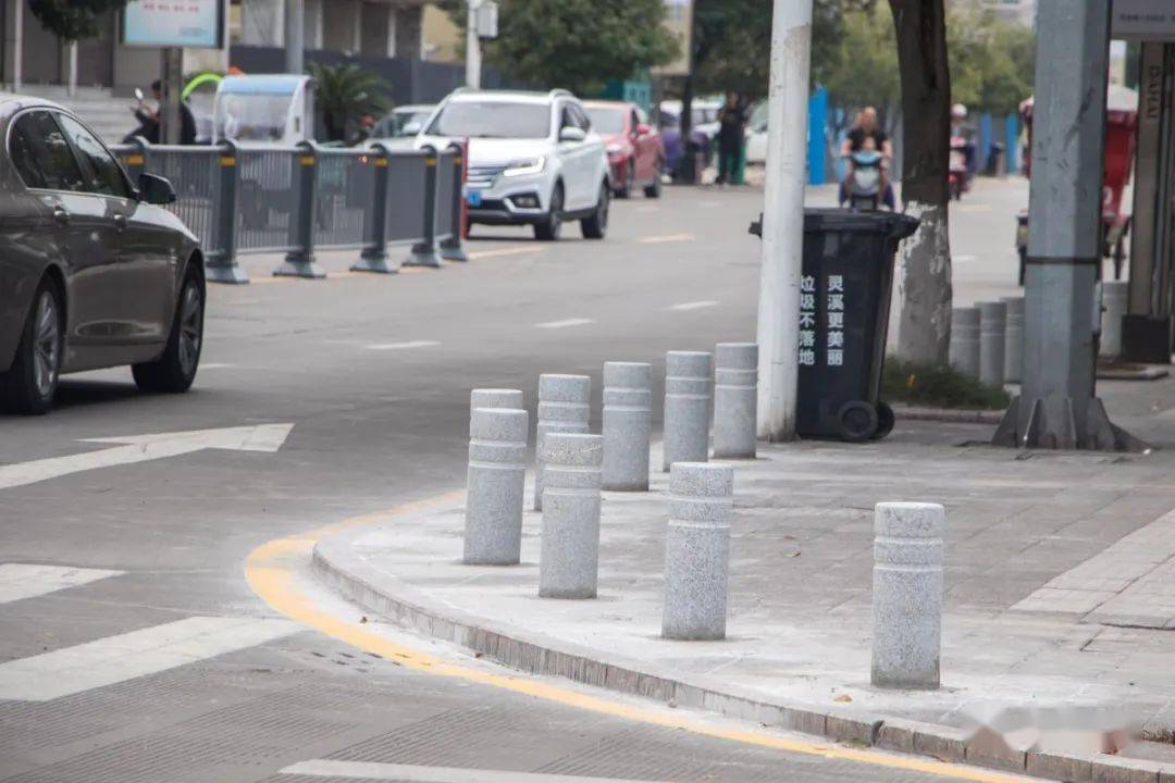 做的好,灵溪这条路新增好多石墩!