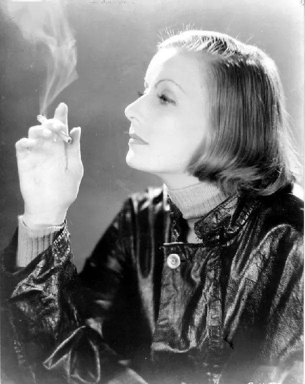 50张上世纪经典女神吸烟的万种风情撩人至极