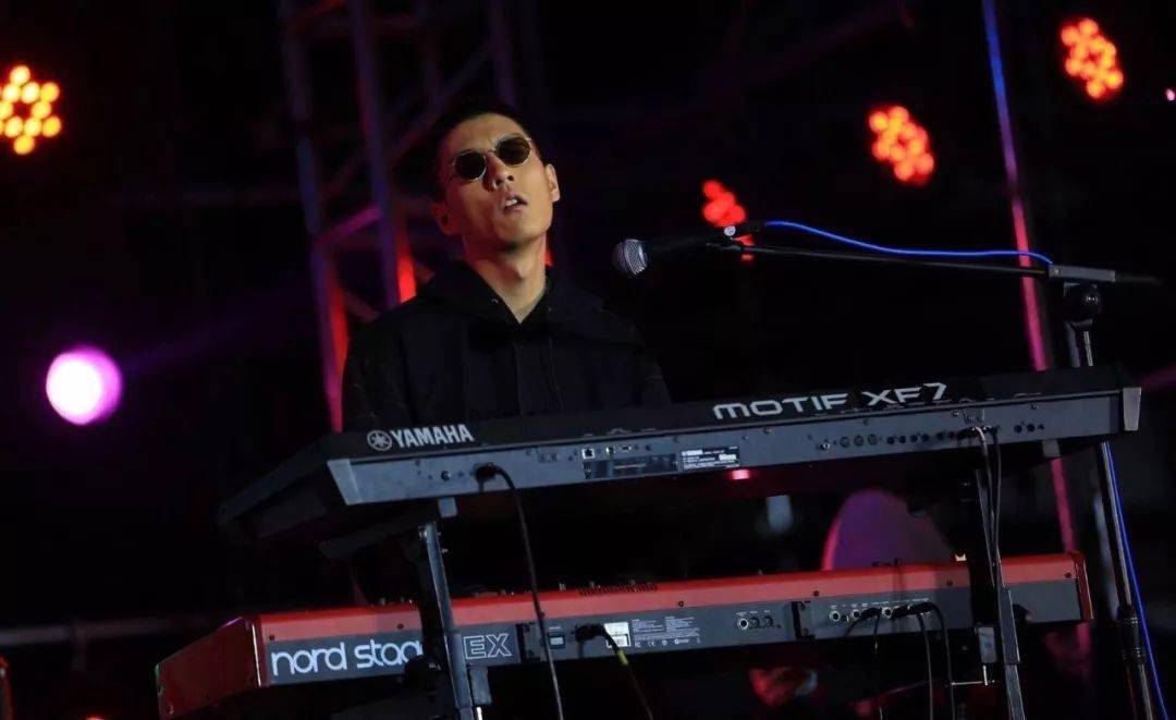 他在mojohand的舞台站位在最右侧,还是习惯性的戴着