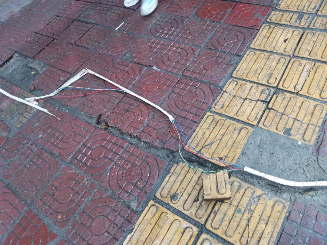 危险:南部这,电线裸露人行道上_手机搜狐网