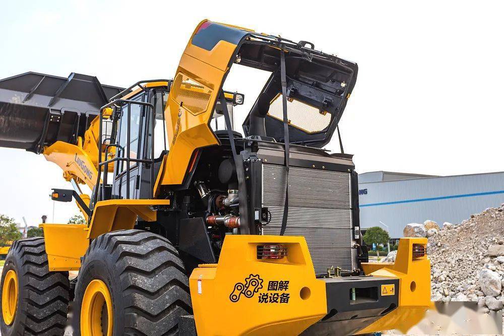 柳工clg862h的空气滤芯设计在较低位置,并设计有单独打开的门,所以