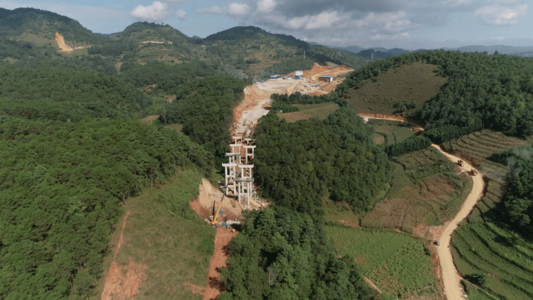 近日,施链高速公路项目首片梁板成功架设,施链高速人以建功立业的独特