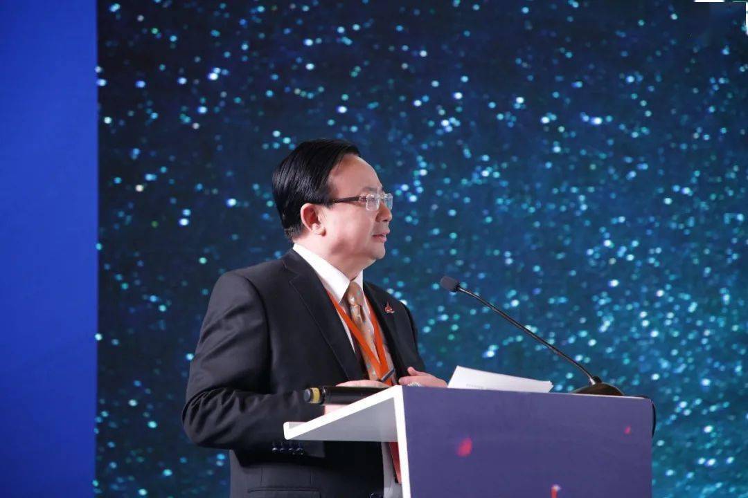 本次国际化学校行业年会上,曹伦华先生作为"校长领导力与学校运营管理