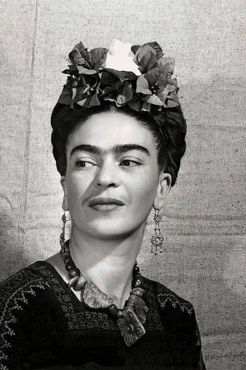 美丽的女性,无论是生前的照片还是自画像,弗里达浓重的一字连心眉