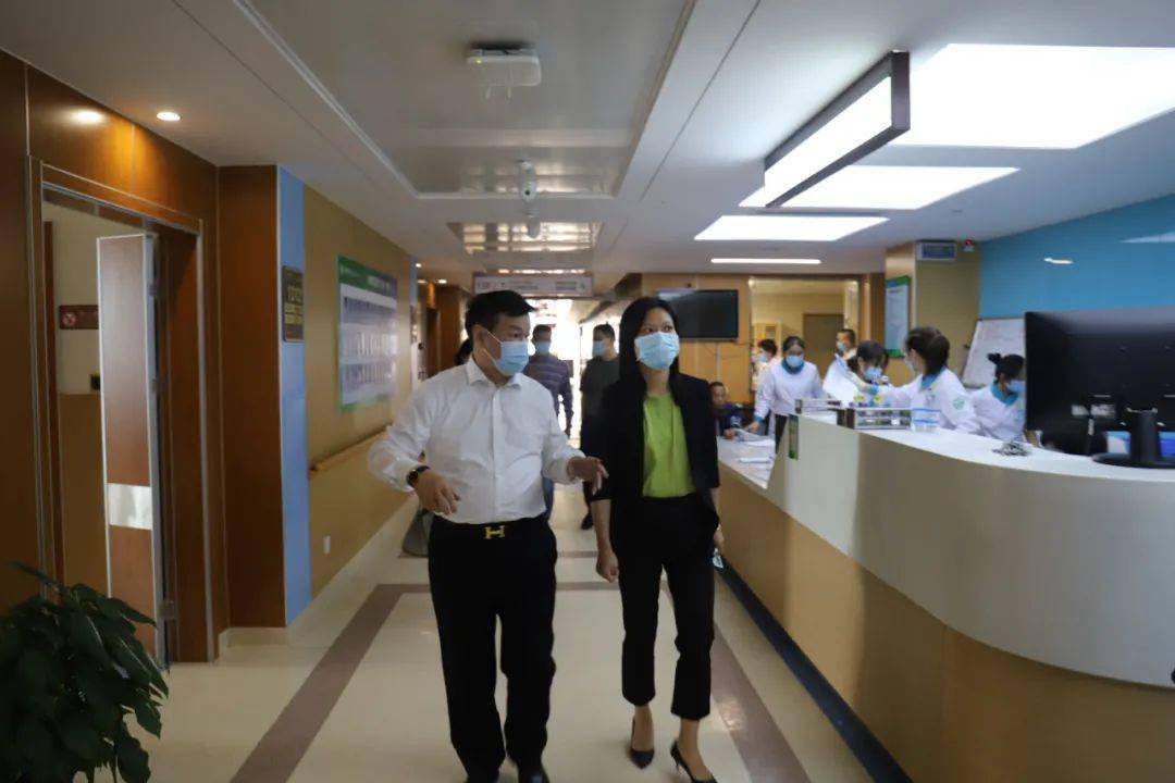 俞兰一行首先走访了兰溪百城医院,兰溪瑞康医院,仔细了解了两家医院的