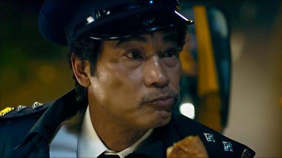 冲锋车吴镇宇假扮警察去打劫却遇到另一帮匪徒打劫都撞车了