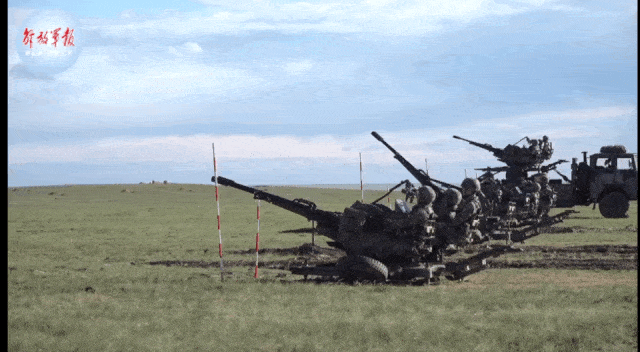 近百门火炮西北戈壁实弹射击日前陆军第81集团军某旅利用陌生复杂地形