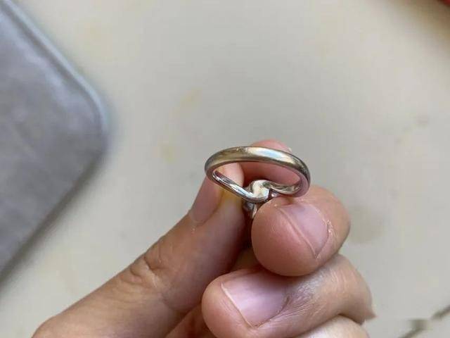 呼和浩特一女子花147万元买的钻戒变色了