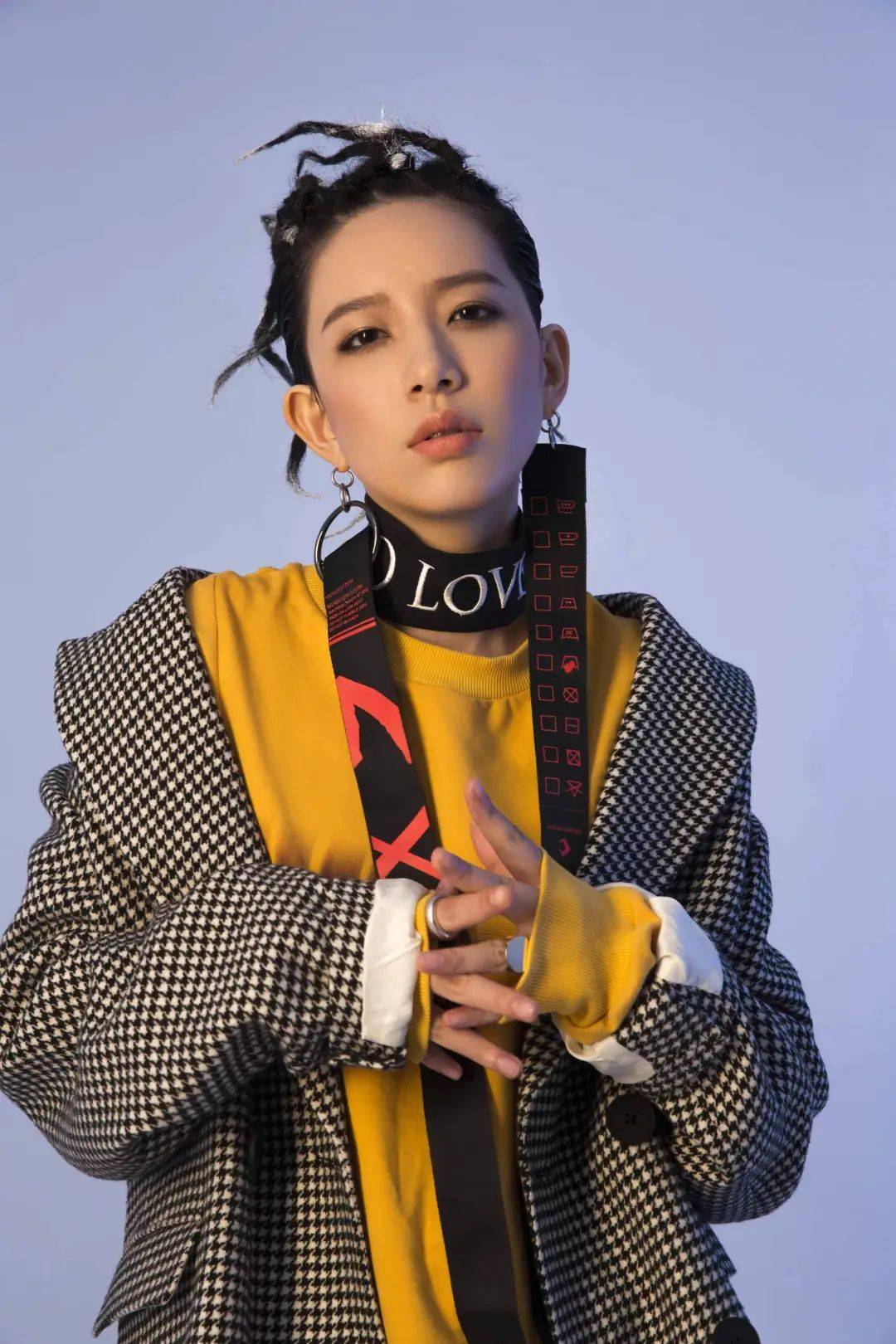 因一部网剧爆红的赵露思已经拍上了gucci的广告,彼时忙着"乘风破浪"的