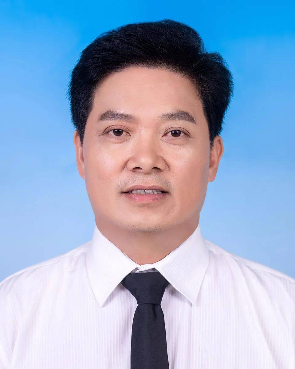 民盟盟员,大学学历,文学学士,现任厦门市思明区人民政府办公室副主任