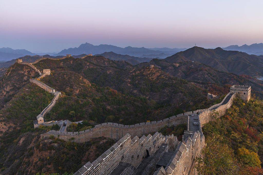 2020年10月13日,河北承德,蜿蜒的金山岭长城秋色美艳.(来源:视觉中国)