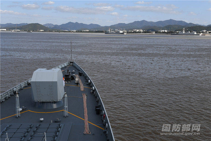 10月14日,海军第35批护航编队太原舰缓缓驶抵浙江舟山某军港码头.