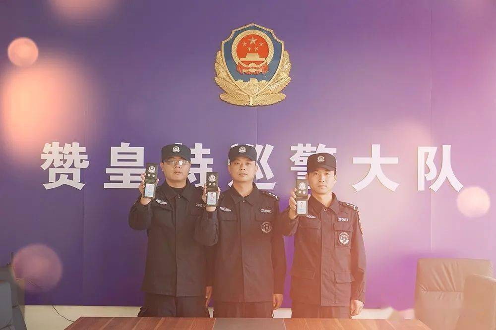 輔警工作證參照人民警察警官證尺寸,內容進行了統一規範,正面印有單位