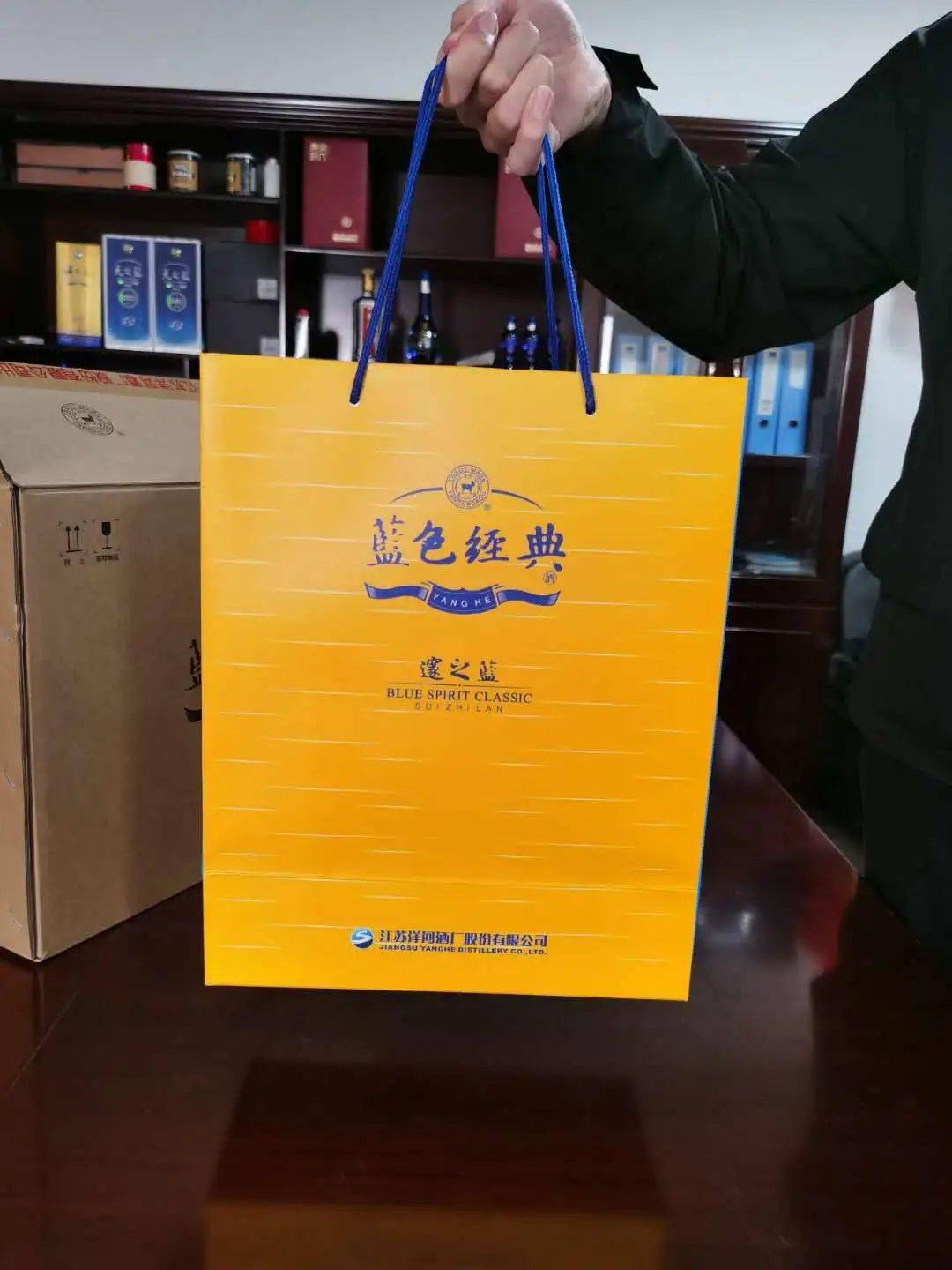 洋河梦之蓝m145度100ml 经典款,今天也有500ml礼盒装某宝的价格是88vs