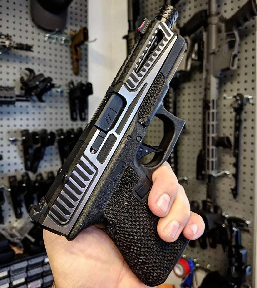 极致美学使用statement防御公司滑套拼装的格洛克手枪美图
