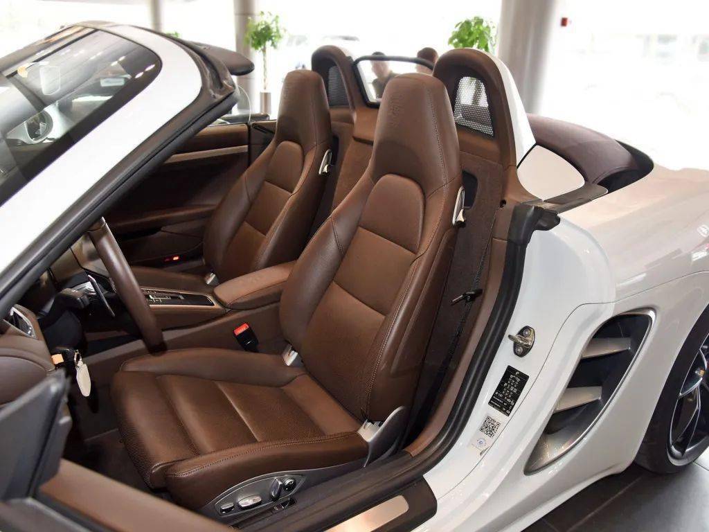 保时捷718松露棕真皮内饰保留复古与经典的气息