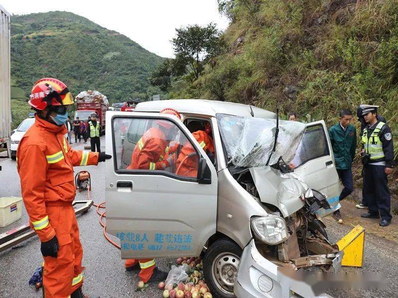 巍山消防員快速營救車禍被困司機